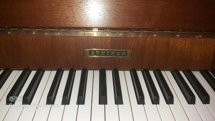 GUNTHER STAANDE PIANO IN UITSTEKENDE STAAT, Muziek en Instrumenten, Piano's, Zo goed als nieuw, Piano, Bruin, Ophalen