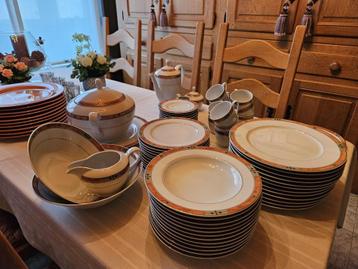 Prachtig volledig servies bestaande uit 77 stukken beschikbaar voor biedingen