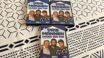 DRIE MANNEN ONDER EEN DAK beschikbaar voor biedingen