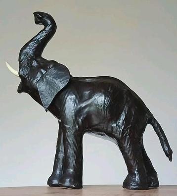 Éléphant en cuir noir 60_70