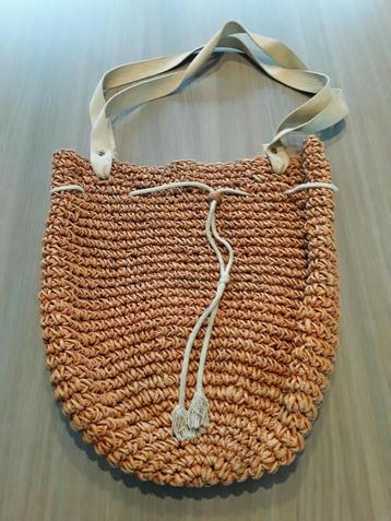 Oranje rieten draagtas beschikbaar voor biedingen