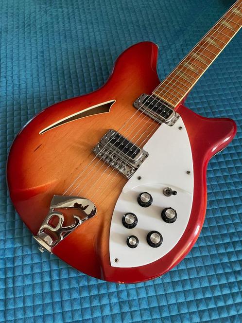 Rickenbacker 360 1989 - Fireglo - OHSC, Musique & Instruments, Instruments à corde | Guitares | Électriques, Utilisé, Semi-solid body