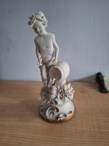 beeldje kind met ton beschikbaar voor biedingen