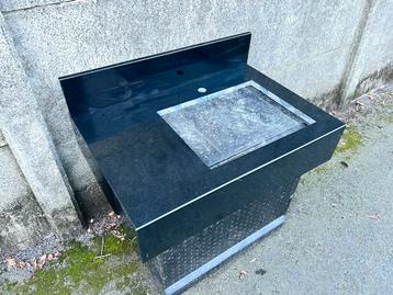 Spoelbak van zwart marmer beschikbaar voor biedingen