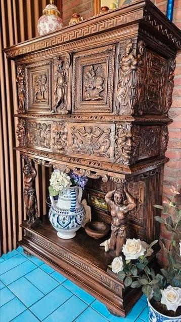 Mooie pronkkast, 18e eeuw. Prachtige staat beschikbaar voor biedingen