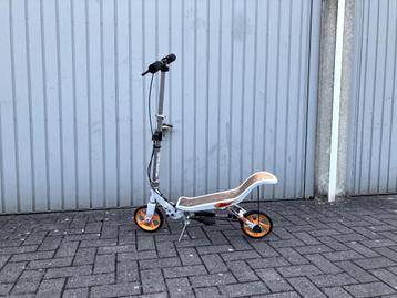 Space scooter (wit/oranje) beschikbaar voor biedingen