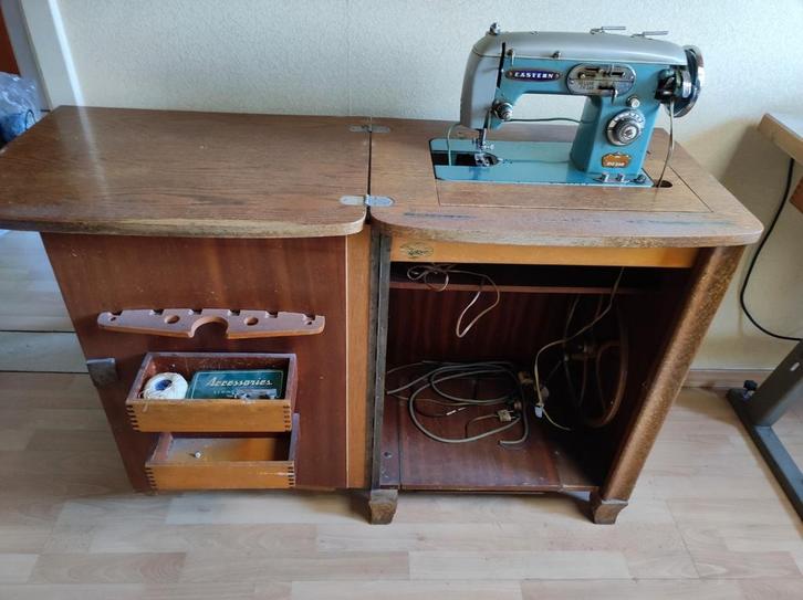Machine à coudre vintage Eastern Deluxe Zigzag, Antiquités & Art, Antiquités | Machines à coudre, Enlèvement