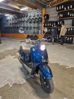 BtC scooter 50cc, vespa stijl, Fietsen en Brommers, Snorfietsen en Snorscooters, Ophalen of Verzenden, Zo goed als nieuw, Vespa