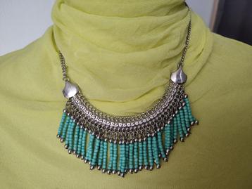 Licht-blauwe ketting beschikbaar voor biedingen