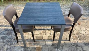 Tafel met 2 lederen stoelen  beschikbaar voor biedingen
