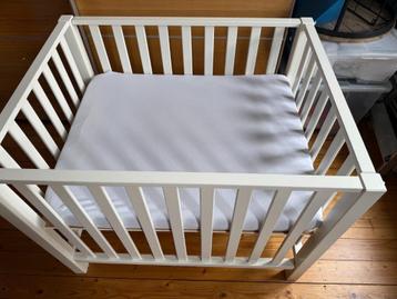 Quax Box Mila + boxomrander (2) + hoeslaken (2) + matras beschikbaar voor biedingen