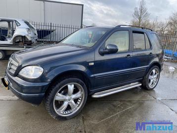 MERCEDES ML W163 donker Groen 189 Links voor deur 1998-2005 beschikbaar voor biedingen