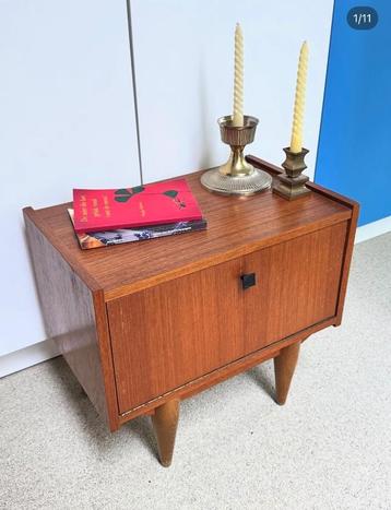 Vintage nachtkastje beschikbaar voor biedingen