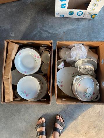 Servies met bloemenmotief beschikbaar voor biedingen