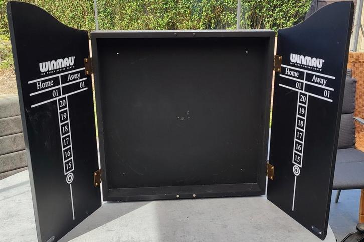 Dartskast Winmau, Sport en Fitness, Darts, Zo goed als nieuw, Dartbord, Ophalen