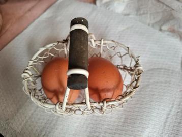 Mini metalen mandje met 2 verse eitjes  beschikbaar voor biedingen