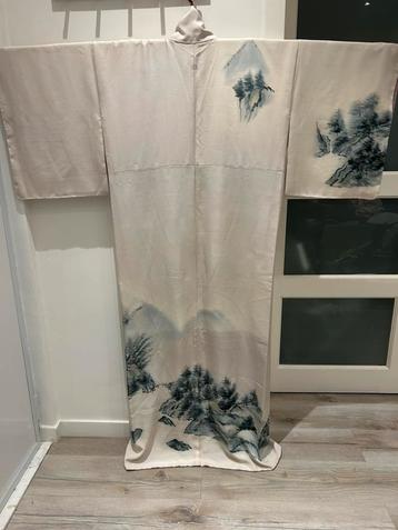 Rare kimono en soie Shantung – Scène de montagne beschikbaar voor biedingen