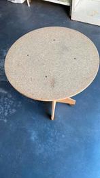 Tafeltje in vezelplaat met houten pootjes.50 cm diameter, Huis en Inrichting, Tafels | Bijzettafels, Ophalen, Zo goed als nieuw