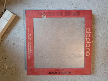 20 Dozen grijze alaplana tegels (45x45mm) gratis met plinten