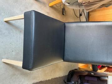 Mobitec lederen eetkamerstoelen met eiken poten beschikbaar voor biedingen
