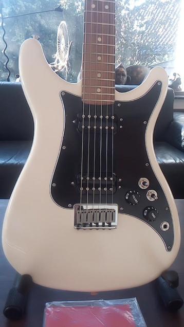 Neuve:Fender Lead III Olympic white Pau Ferro HH/  beschikbaar voor biedingen