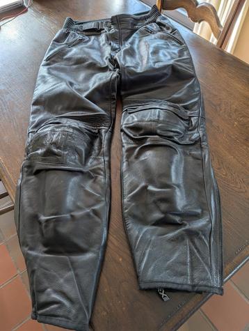 Motorbroek leder in goede staat maat 50 beschikbaar voor biedingen