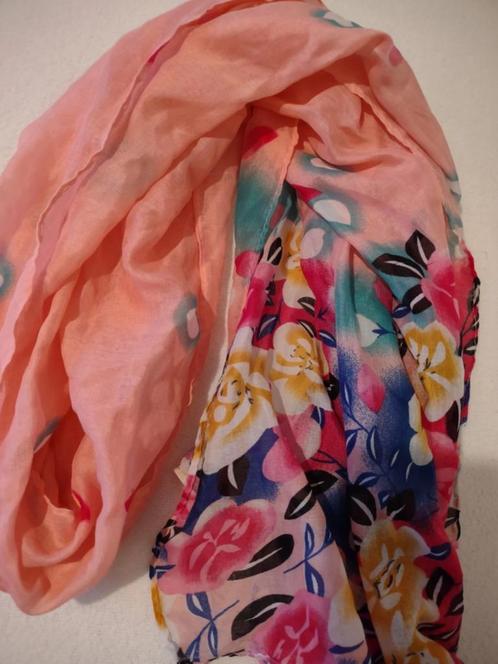 x Nieuwe sjaal met vele kleuren en mooi motief, Vêtements | Femmes, Bonnets, Écharpes & Gants, Neuf, Écharpe, Enlèvement ou Envoi