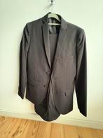 Zwart kostuum small + beschermhoes, Kleding | Heren, Kostuums en vesten, Ophalen, WE, Zwart, Zo goed als nieuw