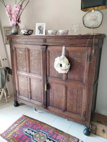 Armoire à linge en chêne de Bruges du XVIe siècle  disponible aux enchères