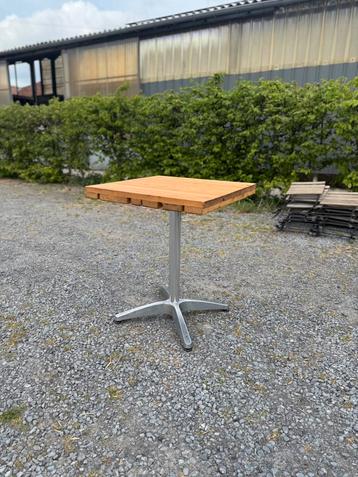 5 tafels  beschikbaar voor biedingen