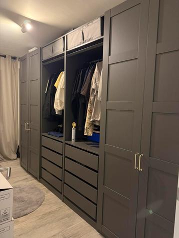 Moderne IKEA kast met LED-verlichting en gouden details beschikbaar voor biedingen