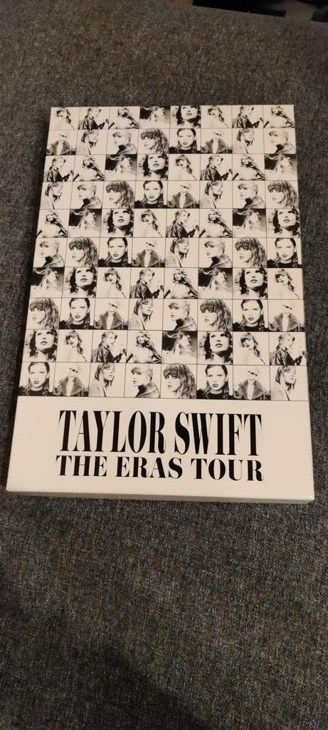 Taylor Swift Eras tour VIP box, Verzamelen, Muziek, Artiesten en Beroemdheden, Nieuw, Poster, Artwork of Schilderij, Ophalen