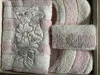 Set handdoeken + pantoffeltjes Maat 38-39. Licht roze en wit, Ophalen of Verzenden, Wit, Zo goed als nieuw