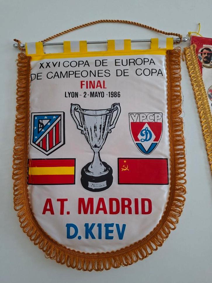 1 vintage vaandel Atlético de Madrid, Verzamelen, Sportartikelen en Voetbal, Zo goed als nieuw, Ophalen of Verzenden