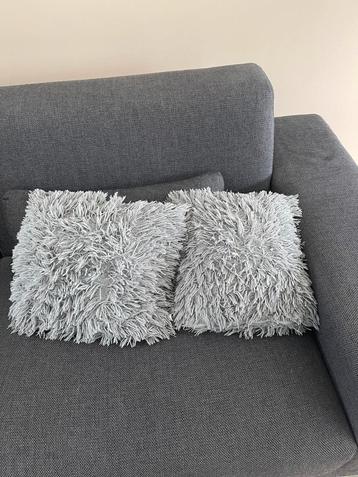2 grijze fluffy kussens samen 15€ beschikbaar voor biedingen