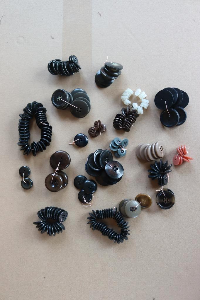 Vintage kledingknopen set 2, Hobby en Vrije tijd, Naaien en Fournituren, Gebruikt, Knoop of Knopen, Ophalen