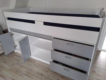 Hoogslaper met kasten, laden, bureau.en matras. beschikbaar voor biedingen