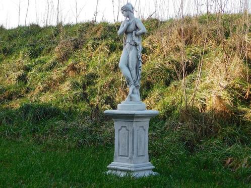 Statue d'une femme sur un piédestal - 105 cm - Pierre pleine, Jardin & Terrasse, Statues de jardin, Neuf, Pierre, Enlèvement ou Envoi