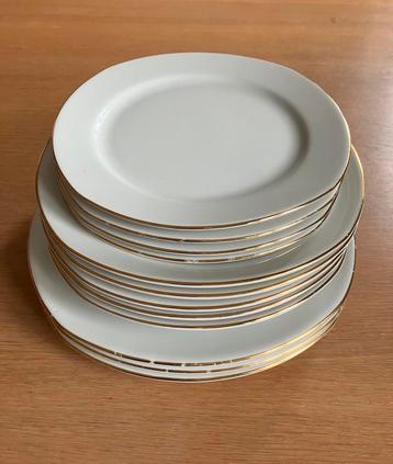 Set van eet, soep en dessert borden. beschikbaar voor biedingen