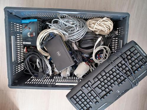Bak met verschillende kabels e.a. zaken, Audio, Tv en Foto, Audiokabels en Televisiekabels, Gebruikt, Overige kabels, Ophalen