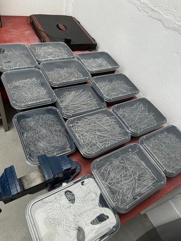 Verschillende maten nieuwe nagels beschikbaar voor biedingen