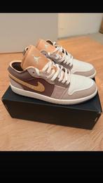 Jordan 1 Low SE Craft Taupe - Nieuw in doos - Maat 43, Vêtements | Hommes, Chaussures, Neuf, Enlèvement ou Envoi, Autres couleurs