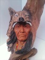 Indiaan figuur met wolf op boomstam - hoogte 32 cm, Antiek en Kunst, Ophalen of Verzenden