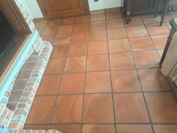 Goed onderhouden en behandeldeTerracotta vloertegels 30x30cm beschikbaar voor biedingen