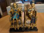 Figurines de pharaons sculptés en bois