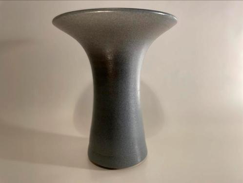 Studio Keramiek: Gemerkte vaas in blauw, Antiquités & Art, Antiquités | Vases, Enlèvement ou Envoi