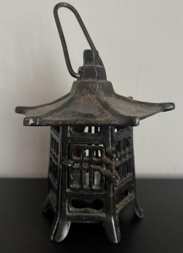 Oude Japanse smeedijzeren pagodelantaarn 1930 beschikbaar voor biedingen