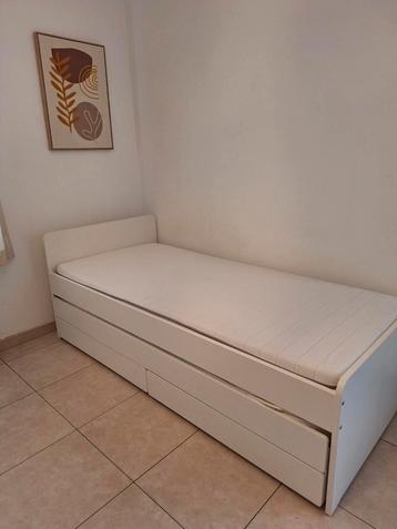 lit complet sommier + matelas disponible aux enchères