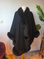 Elegante zwarte cape met echt bont – luxe & tijdloos, Enlèvement ou Envoi, Comme neuf