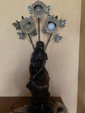 Decoratieve lamp met vrouwenlichaam en bloemenmotief beschikbaar voor biedingen
